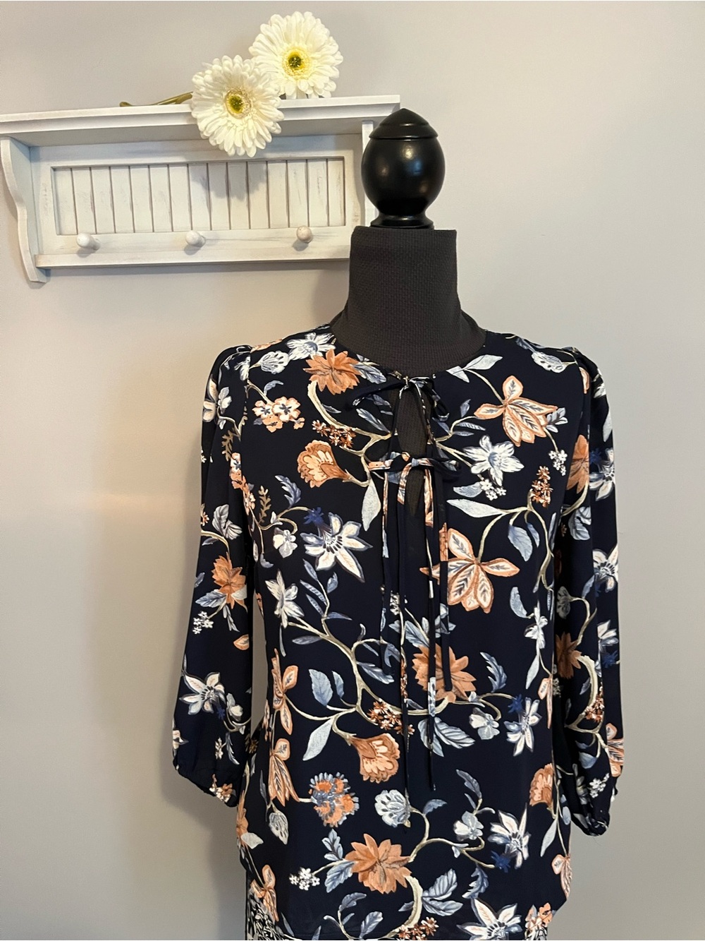 CeCe Navy Floral double Tie-Neck Blouse with Tan & White Accents EUC